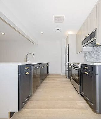 4th image of 405 E 78th St #3E
