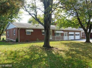 910 E Brandon Dr, Chambersburg, PA 17201