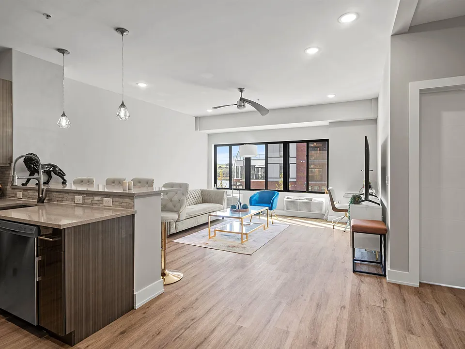 1 Flagship St #416