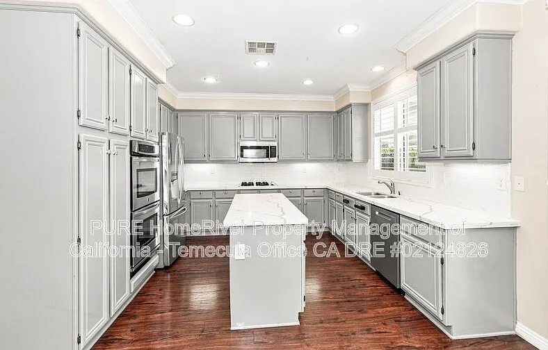 5 bed, 4.0 bath, 3273 sqft, $4,400 — Photo 2