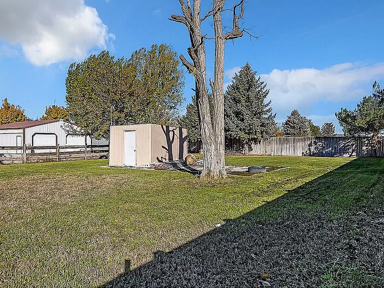 710 Taylor St W — Photo 32