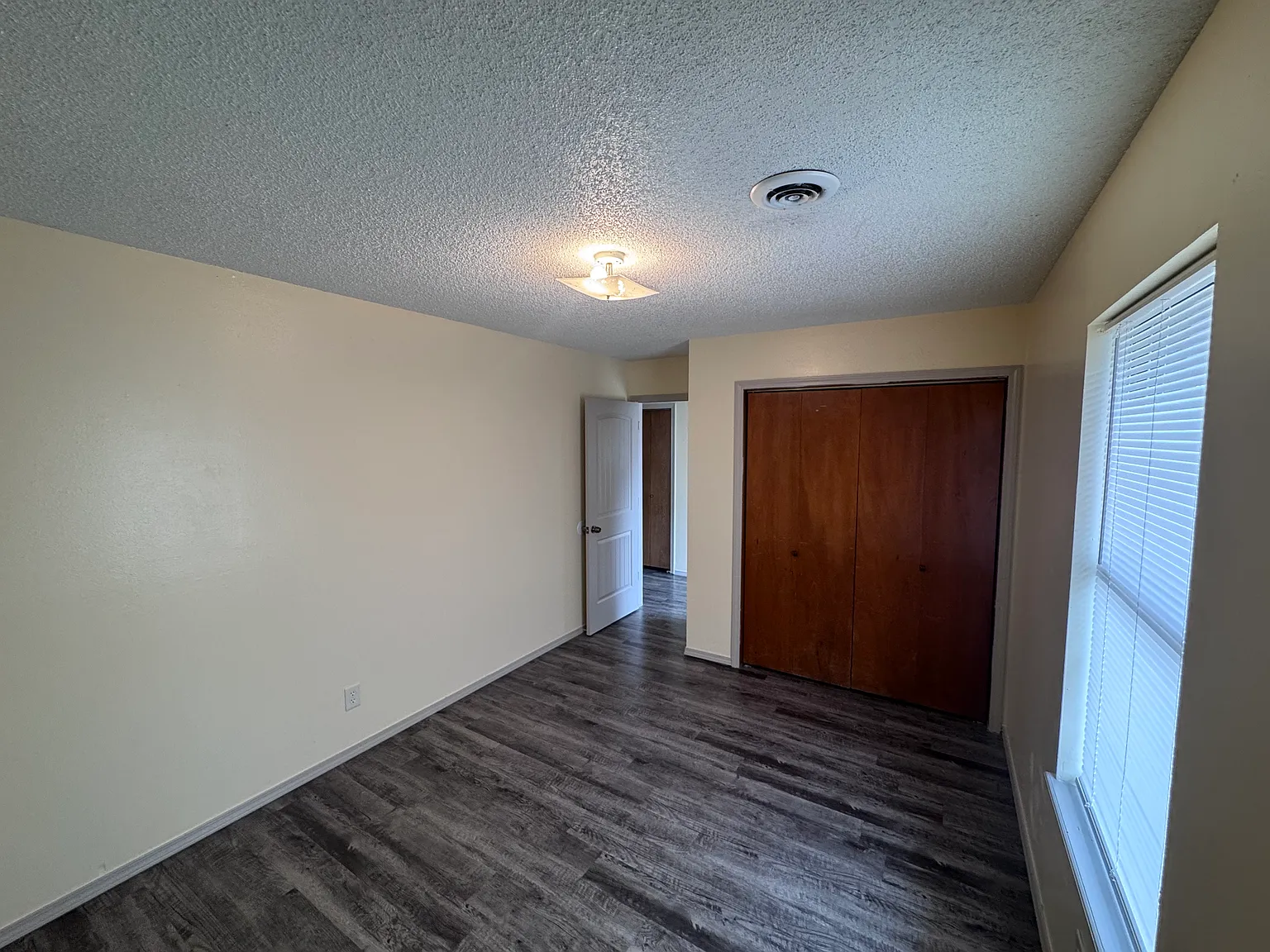 2 bed, 1952 sqft, $1,300 — Photo 4