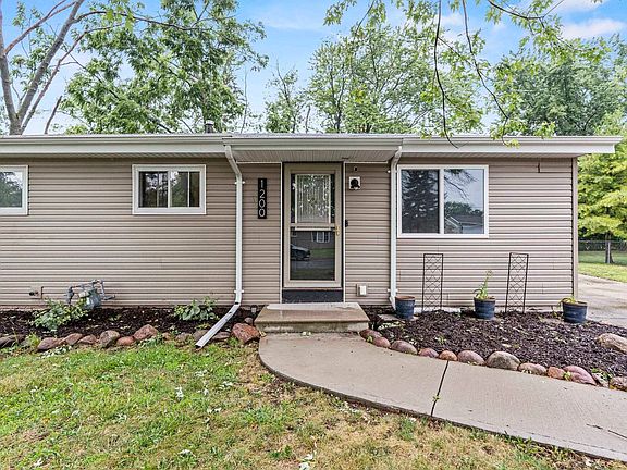 4th image of 1200 Fieldcrest Dr