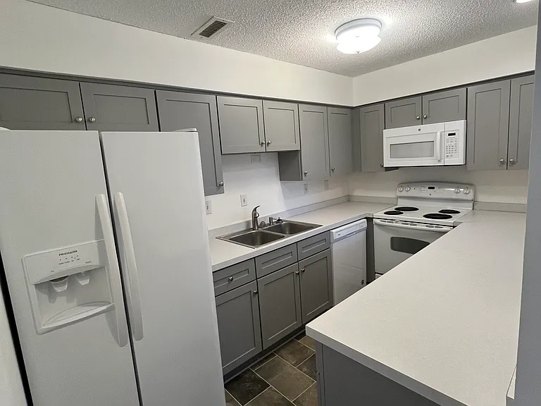 10301 N Kings Hwy #21-6 — Photo 4