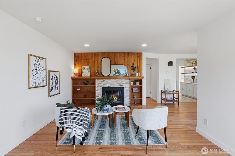 5th image of 920 Maple Street