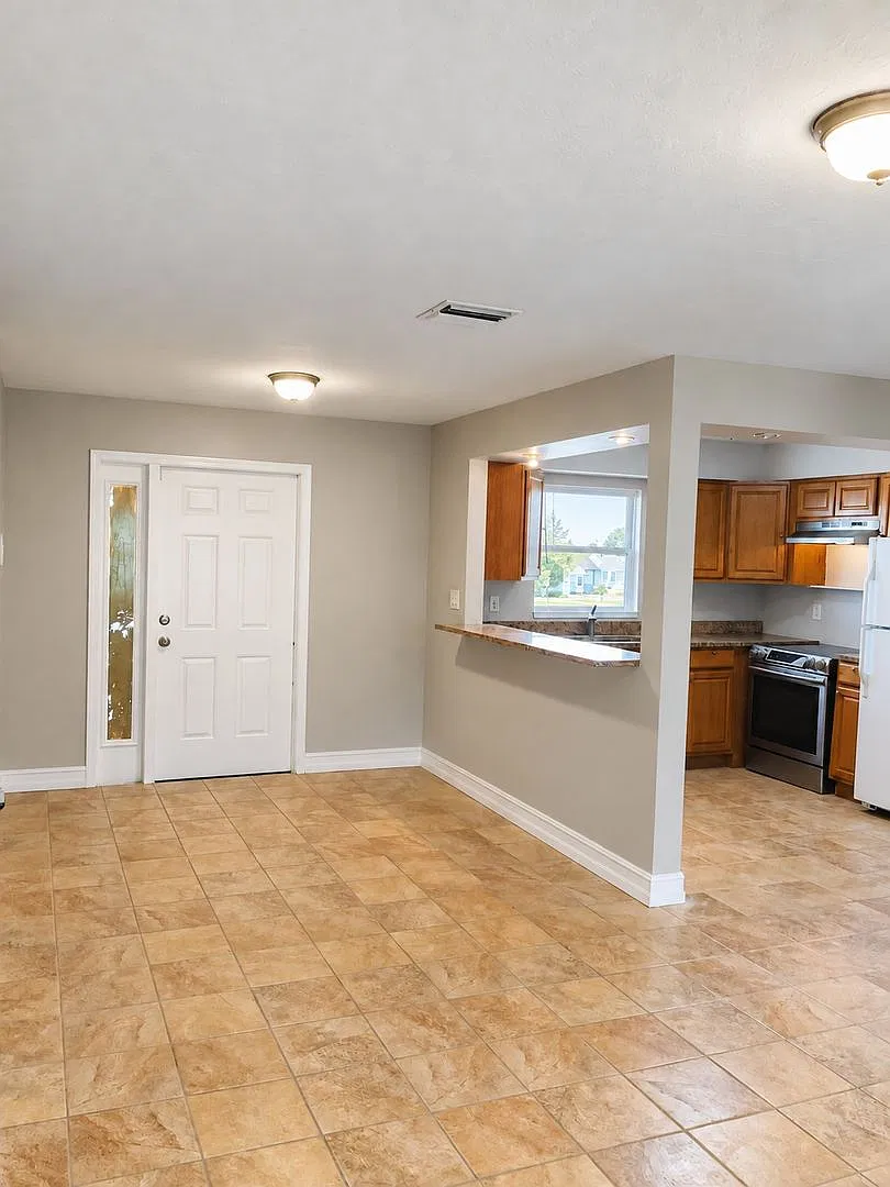 Charming 2 Bedroom, 2 Bathroom Home with Covered Patio & Spacious Backyard! — Photo 4