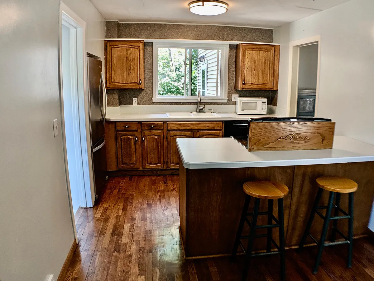 Dine-in kitchen, with large island - 672 Gunson St