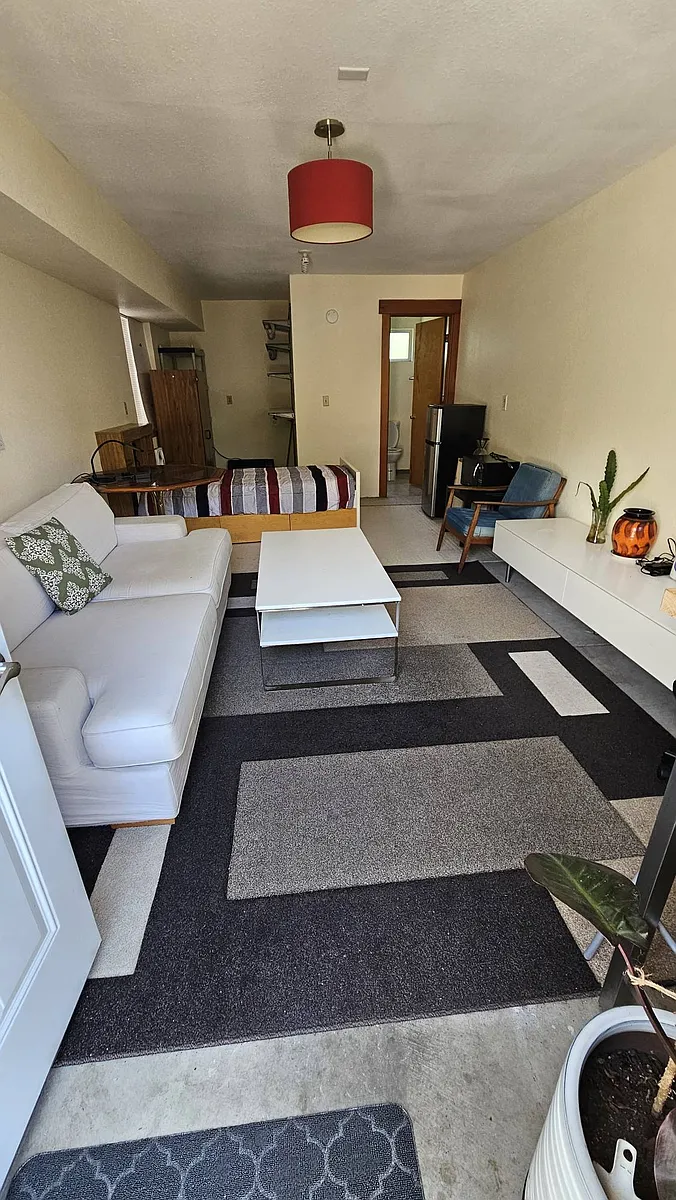 Building Photo - 2140B Stuart St #2L