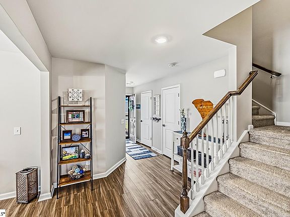 5th image of 323 Whittier St