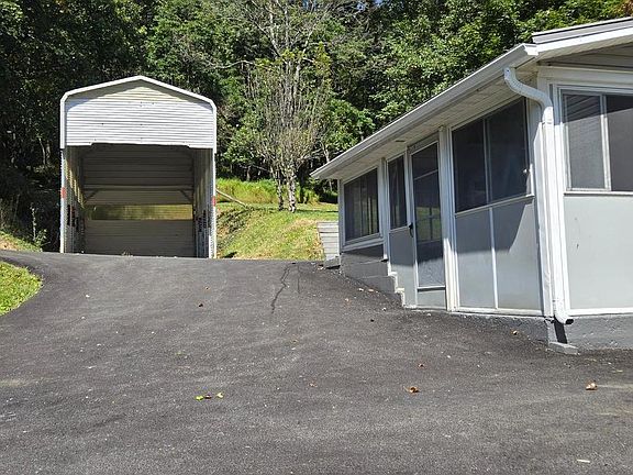 3rd image of 15215 Charmian Rd