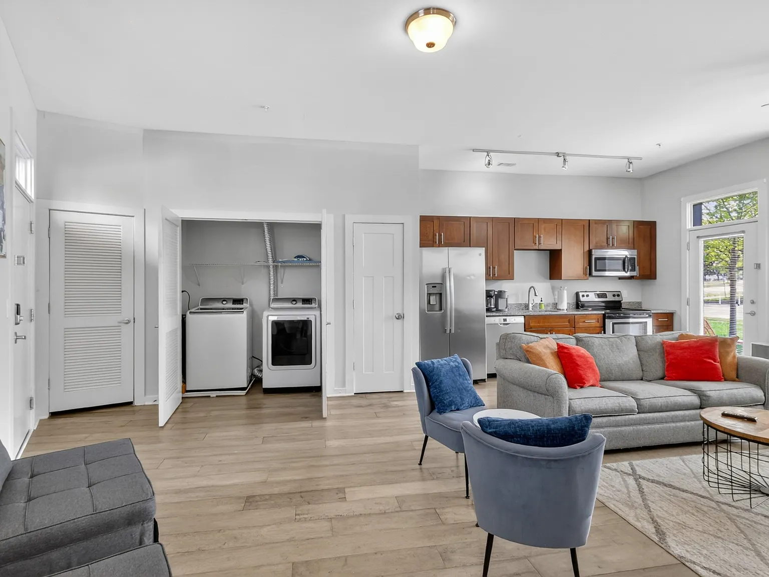 2 bed, 2.0 bath, 1044 sqft, $2,295 — Photo 1