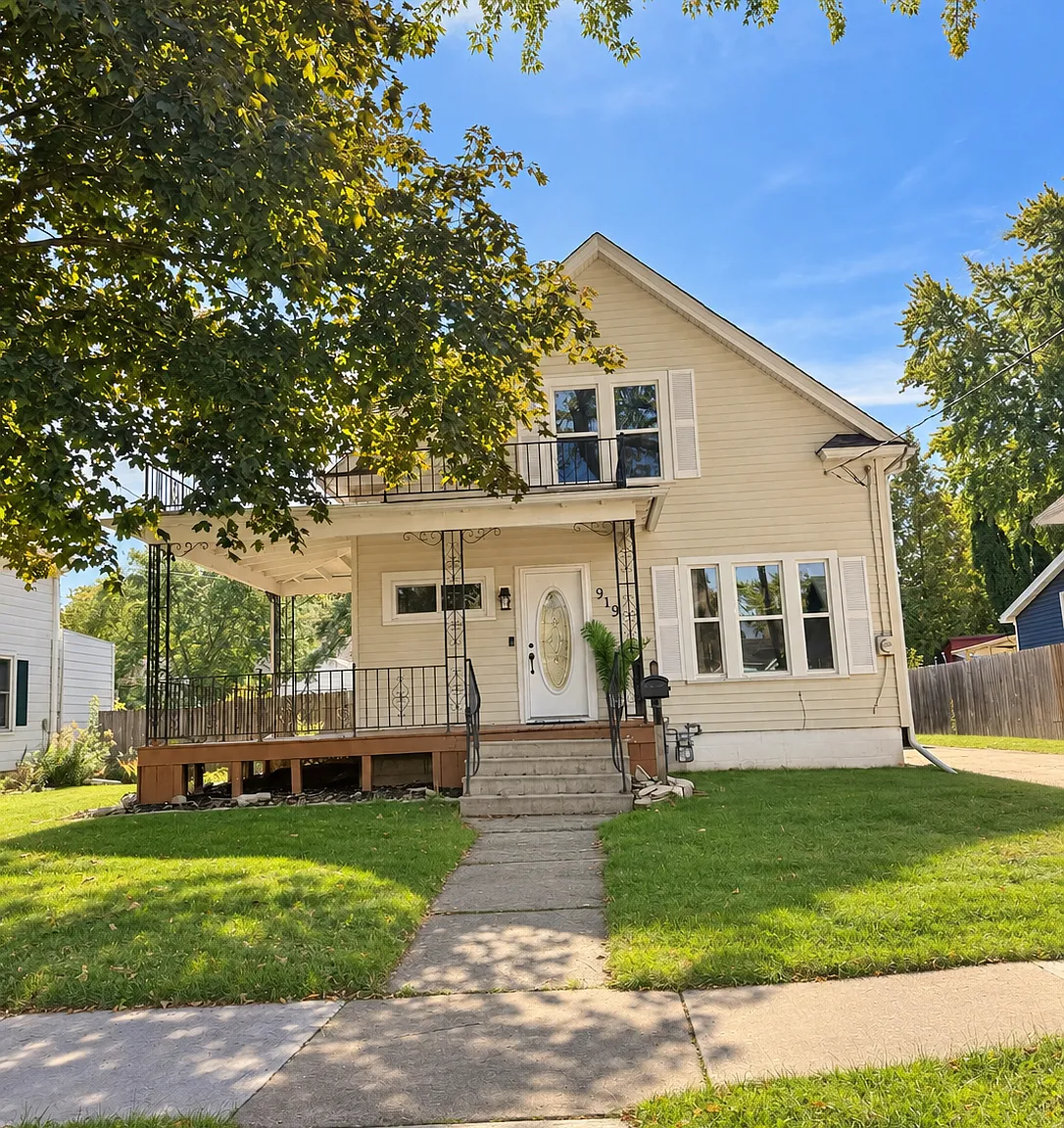 3 bed, 1208 sqft, $1,900 — Photo 1
