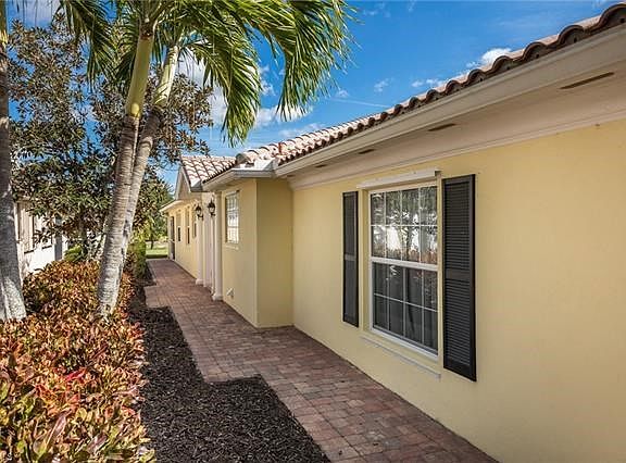 Pretty Side Front Entry