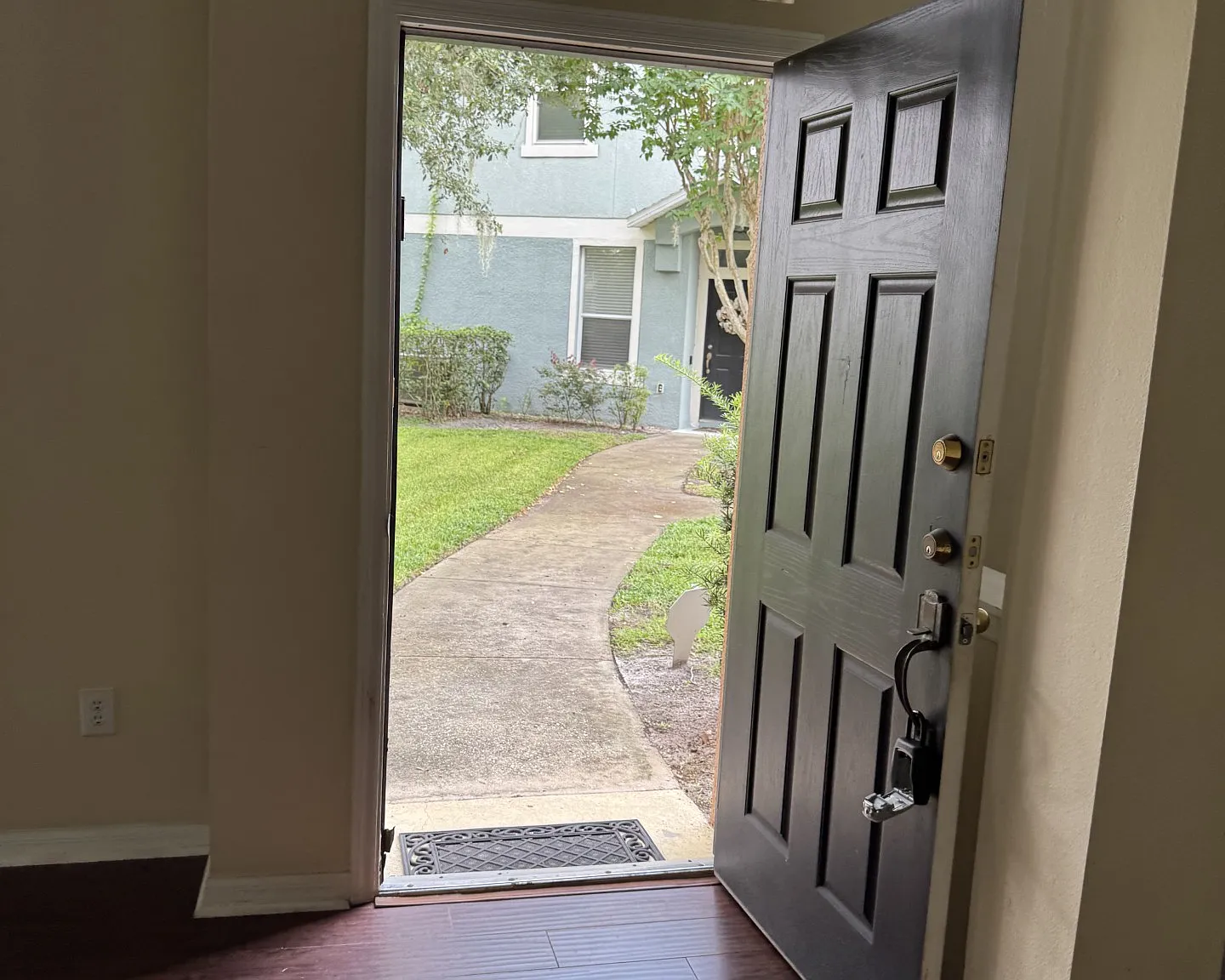 3 bed, 2.5 bath, 1624 sqft, $2,100 — Photo 3