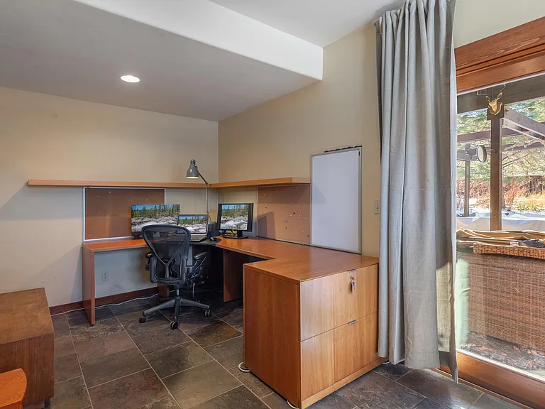 There is a separate office with high speed Internet and two work stations with access to the back yard thru the sliding door