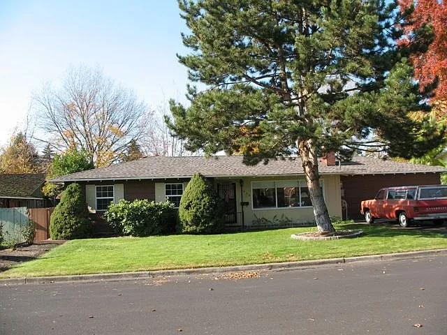 332 Stanley Ave photo 1