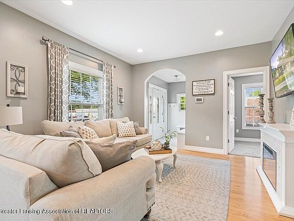 5th image of 1031 W Maple St