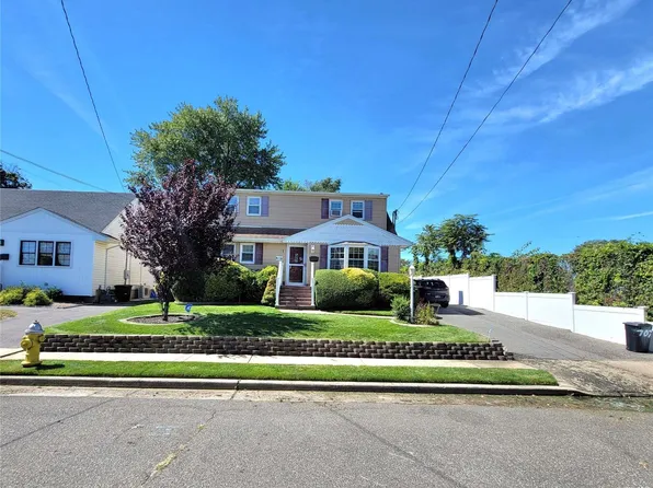 707 Pecan Street, Lindenhurst, NY 11757