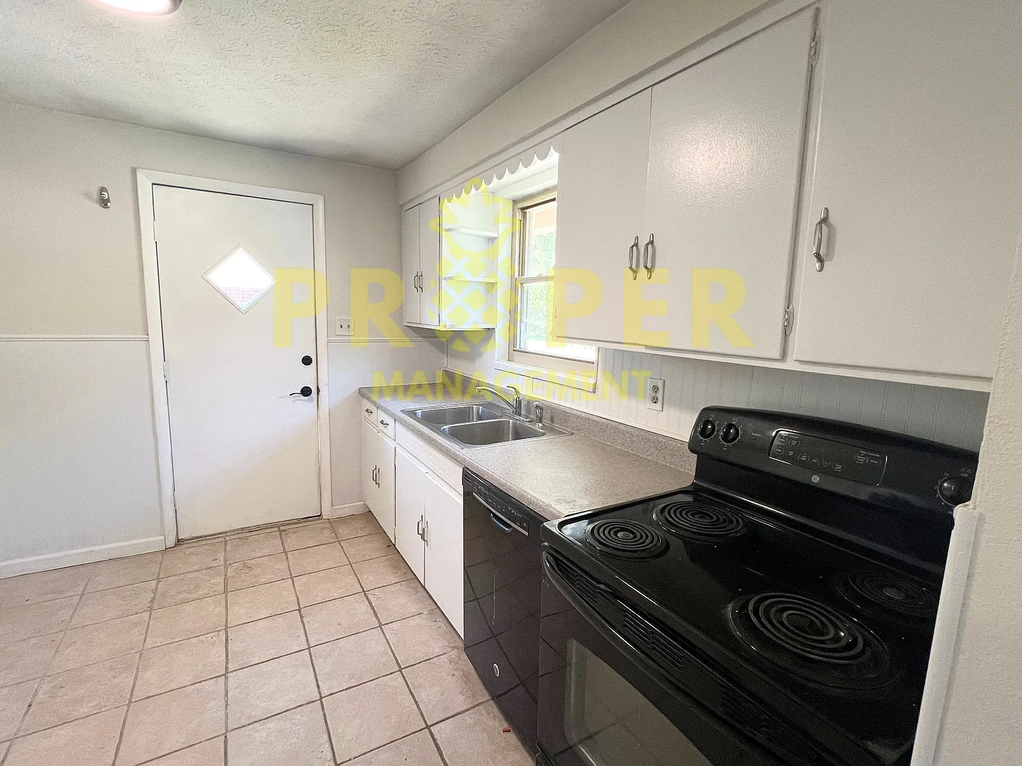 For Rent Charming 3-Bedroom Home — Photo 4