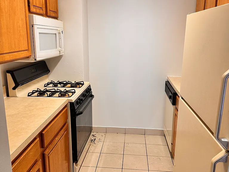 13702 Northern Blvd #J6 — Photo 3
