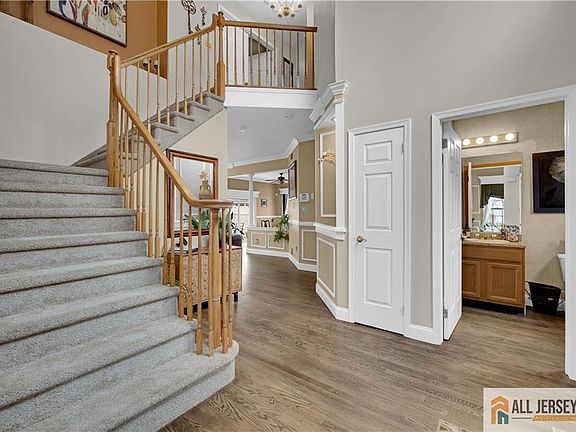 4th image of 4 Heritage Dr