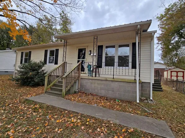 302 E Irvin St, Blackstone, VA 23824