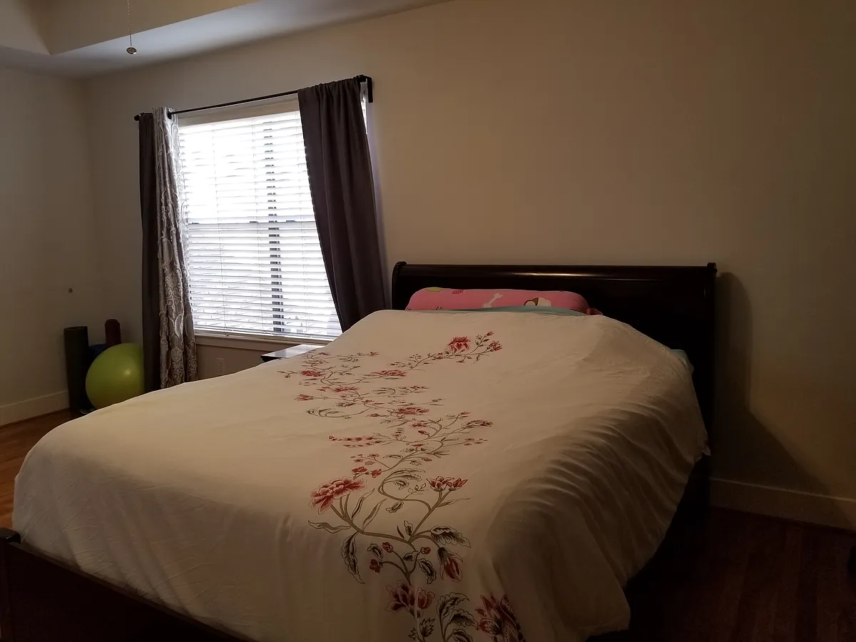 Private master room - 5676 Pine St