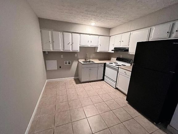 3rd image of 1505 Parkwood Ln #19