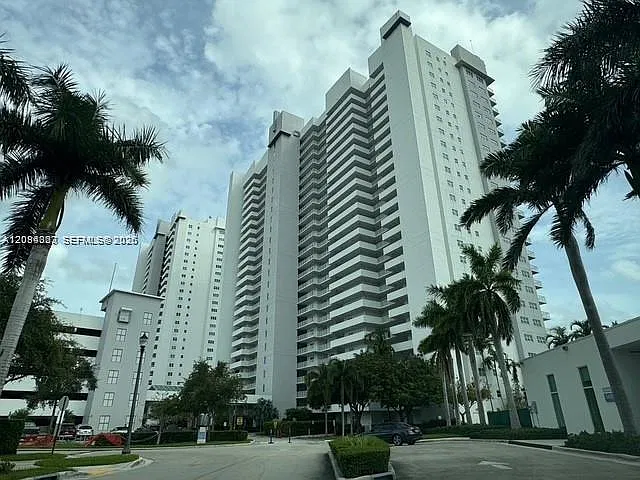 The Oaks I Condo — Photo 2
