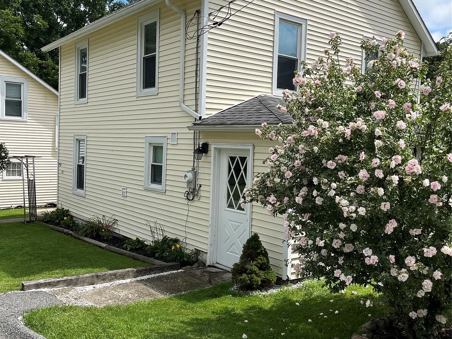 7 bed, 2.0 bath, 1400 sqft, $2,200 — Photo 3