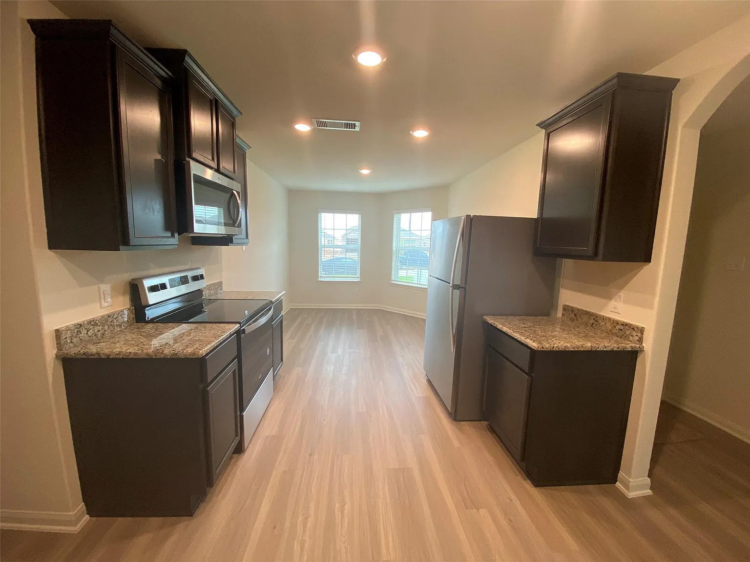 3 bed, 2.0 bath, 1844 sqft, $2,100 — Photo 4