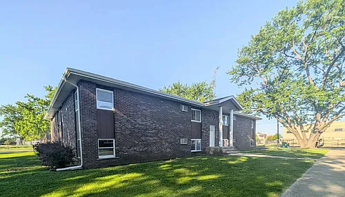 575 E Oak St Photo 1