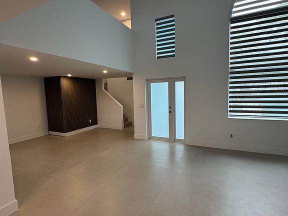 3rd image of 1081 Wilshire Cir E