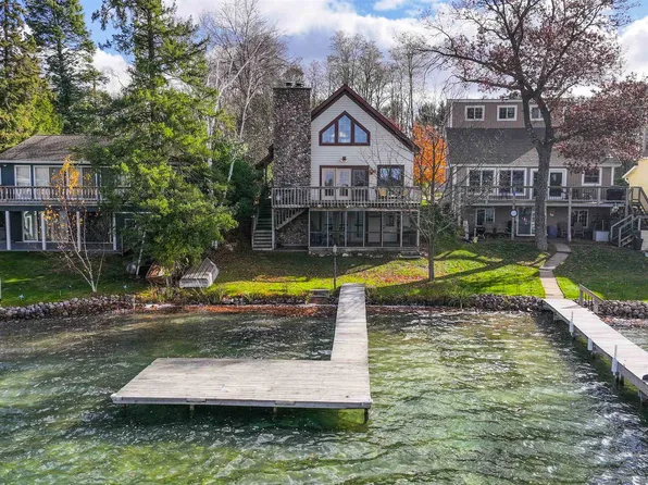 E1402 Grandview Rd, Waupaca, WI 54981