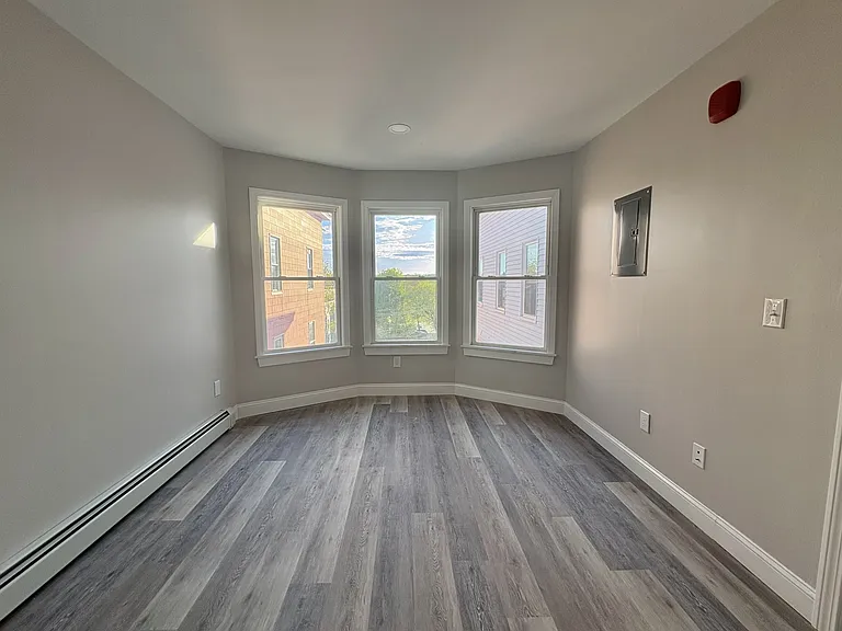 48 Knox St #4 — Photo 6