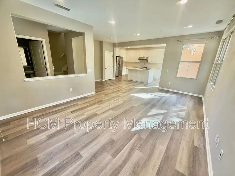 3 bed, 3.5 bath, 1813 sqft, $4,800 — Photo 2