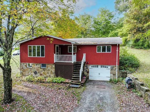 215 Maple Ave, Terra Alta, WV 26764