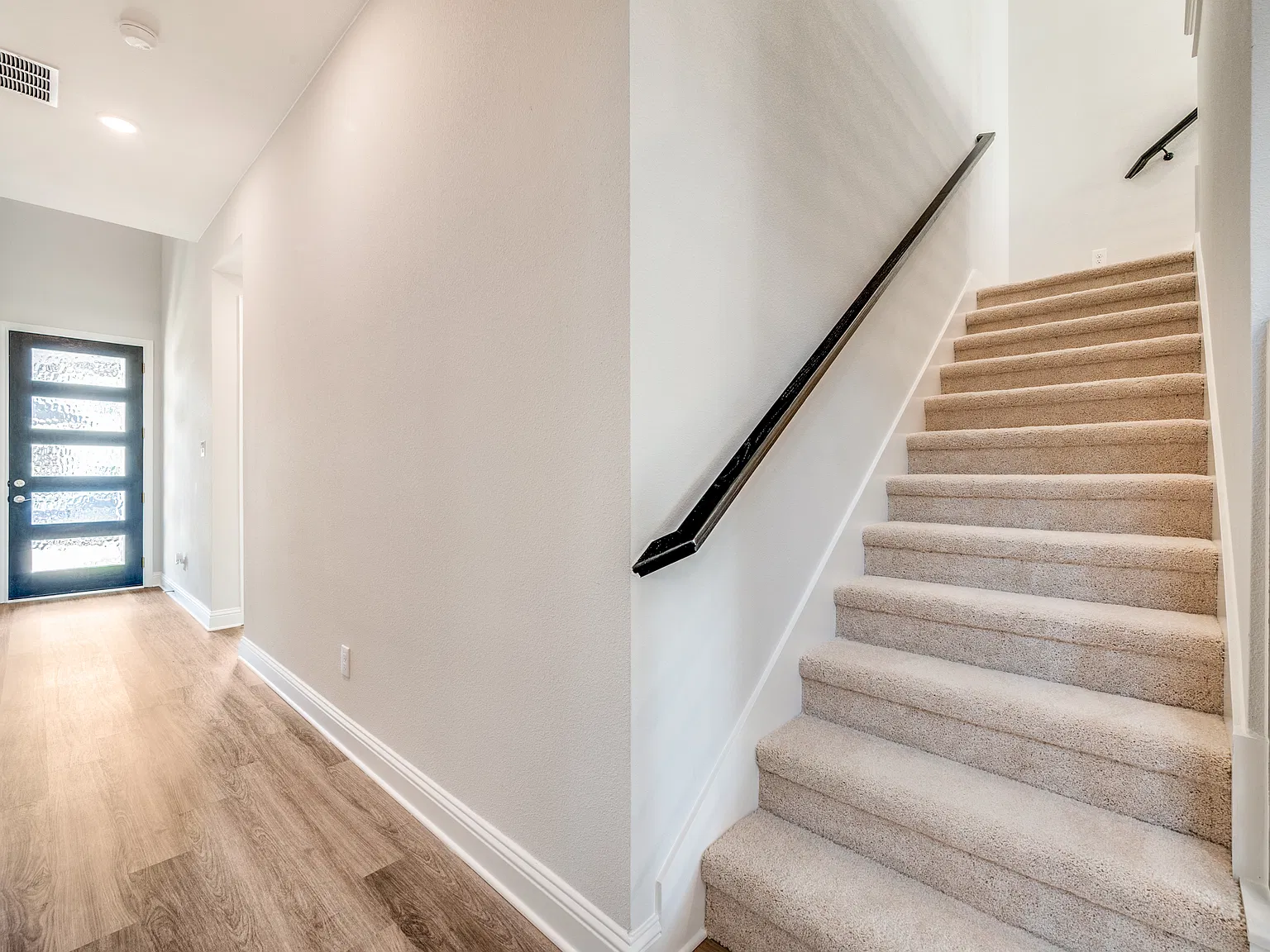 5 bed, 2776 sqft, $3,795 — Photo 4