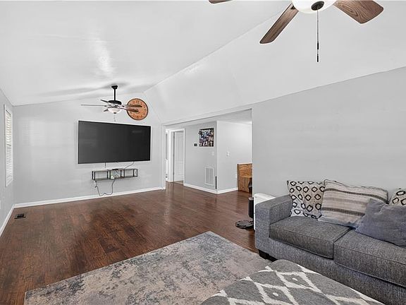 3rd image of 39 Cabin Creek Cir