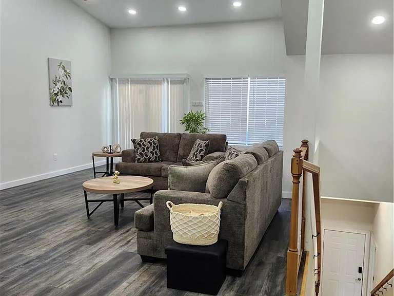 2914 Chateau St — Photo 3