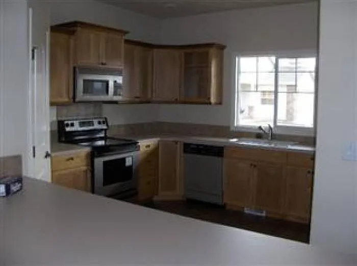 3 bed, 1600 sqft, $2,050 — Photo 3