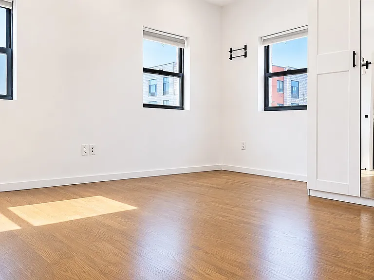 20-01 Steinway St #3 — Photo 4
