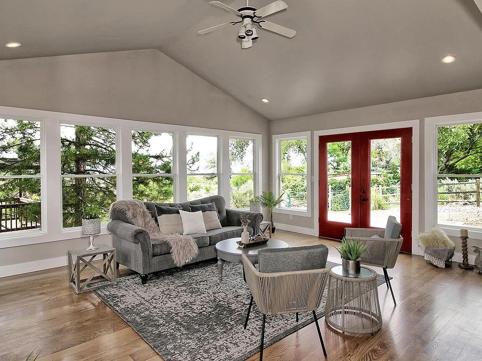 Living room, vaulted ceilings