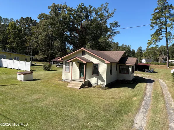 1088 Jefferson Road, Lake Waccamaw, NC 28450