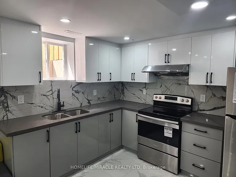 137 Sunforest Dr — Photo 2