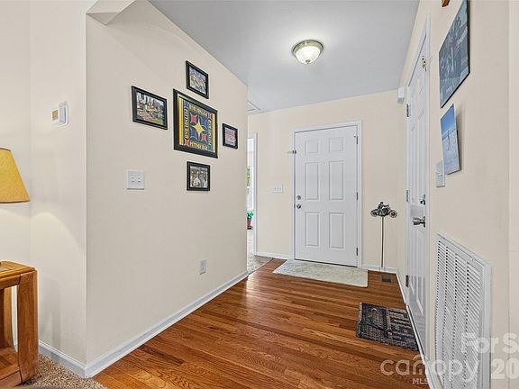 3rd image of 509 Kittiewake Ln