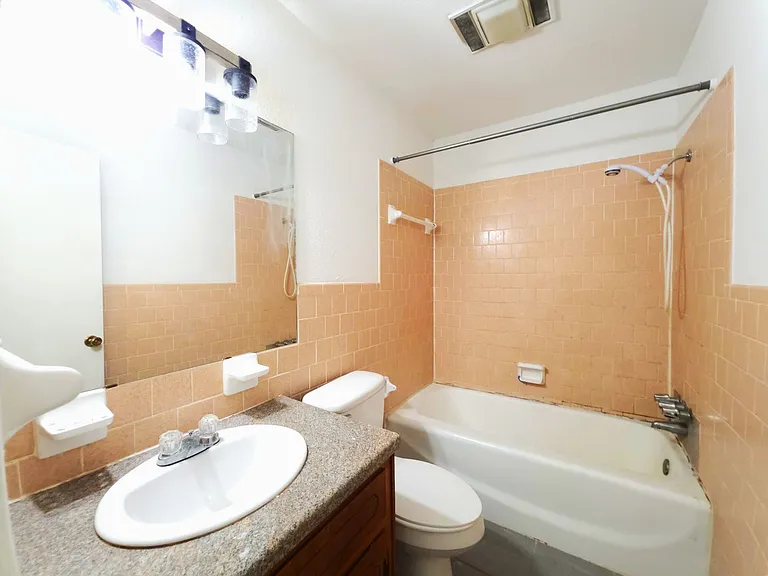 501 E Reagan St — Photo 11