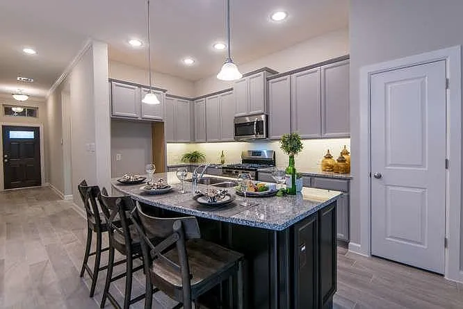 109 Saddle Dr — Photo 2