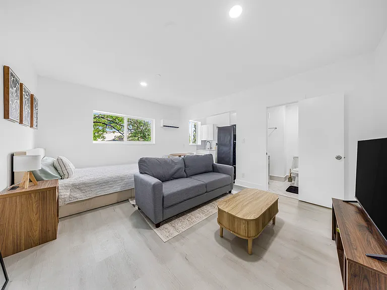 1260 SW 6th St — Photo 22