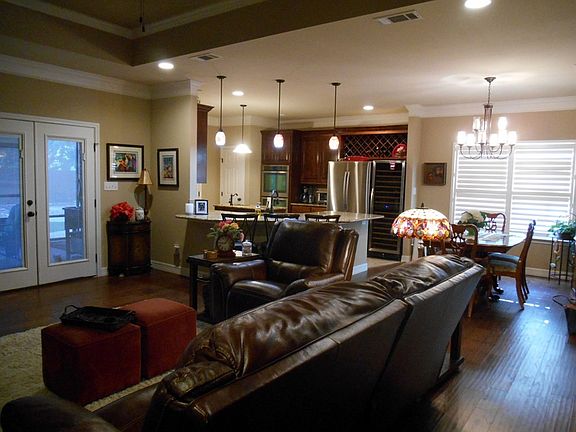2nd image of 5908 Southampton Pl